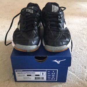 Women’s Girl’s Mizuno volleyball shoes black size 7.5